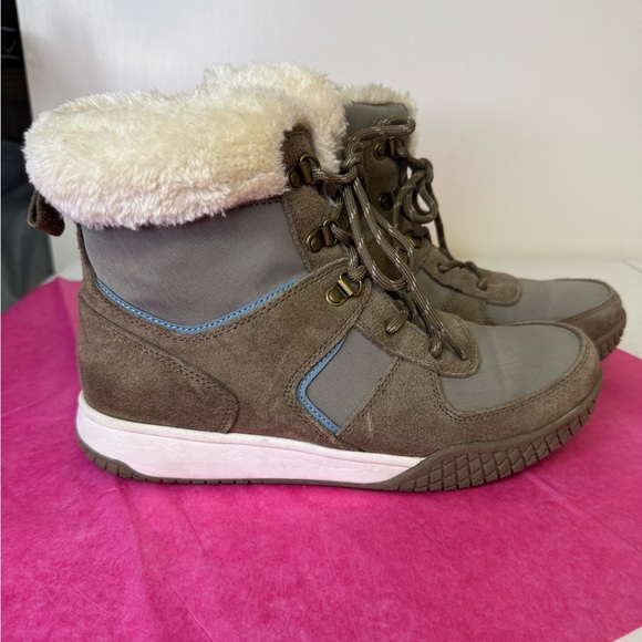 Brownish/greenish winter boots with blue accent and fur. Size 9 - Picture 1 of 8